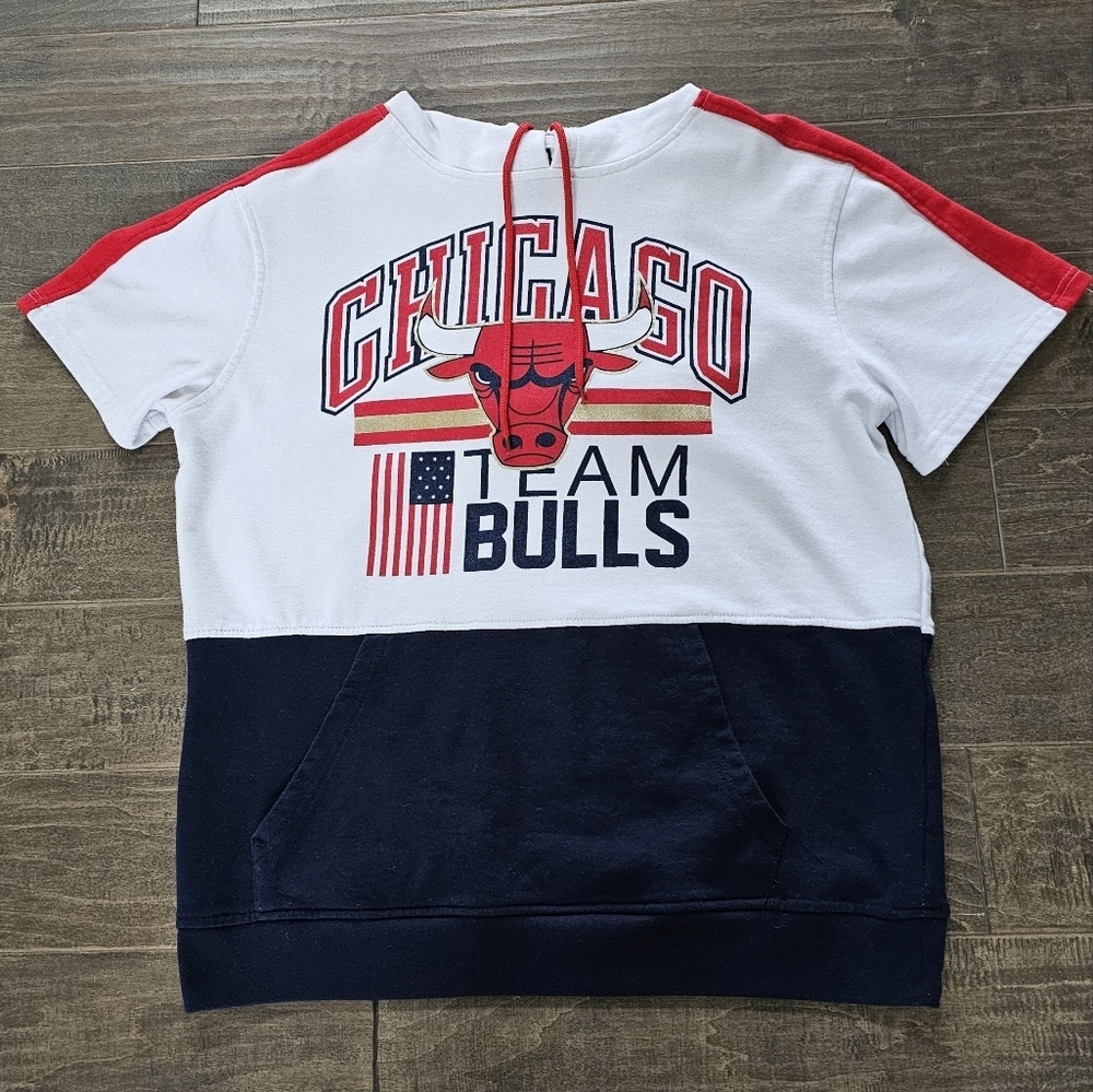 Chicago Bulls Men's Short Sleeve Hooded Sweatshirt Sz Large - Oversized Medium